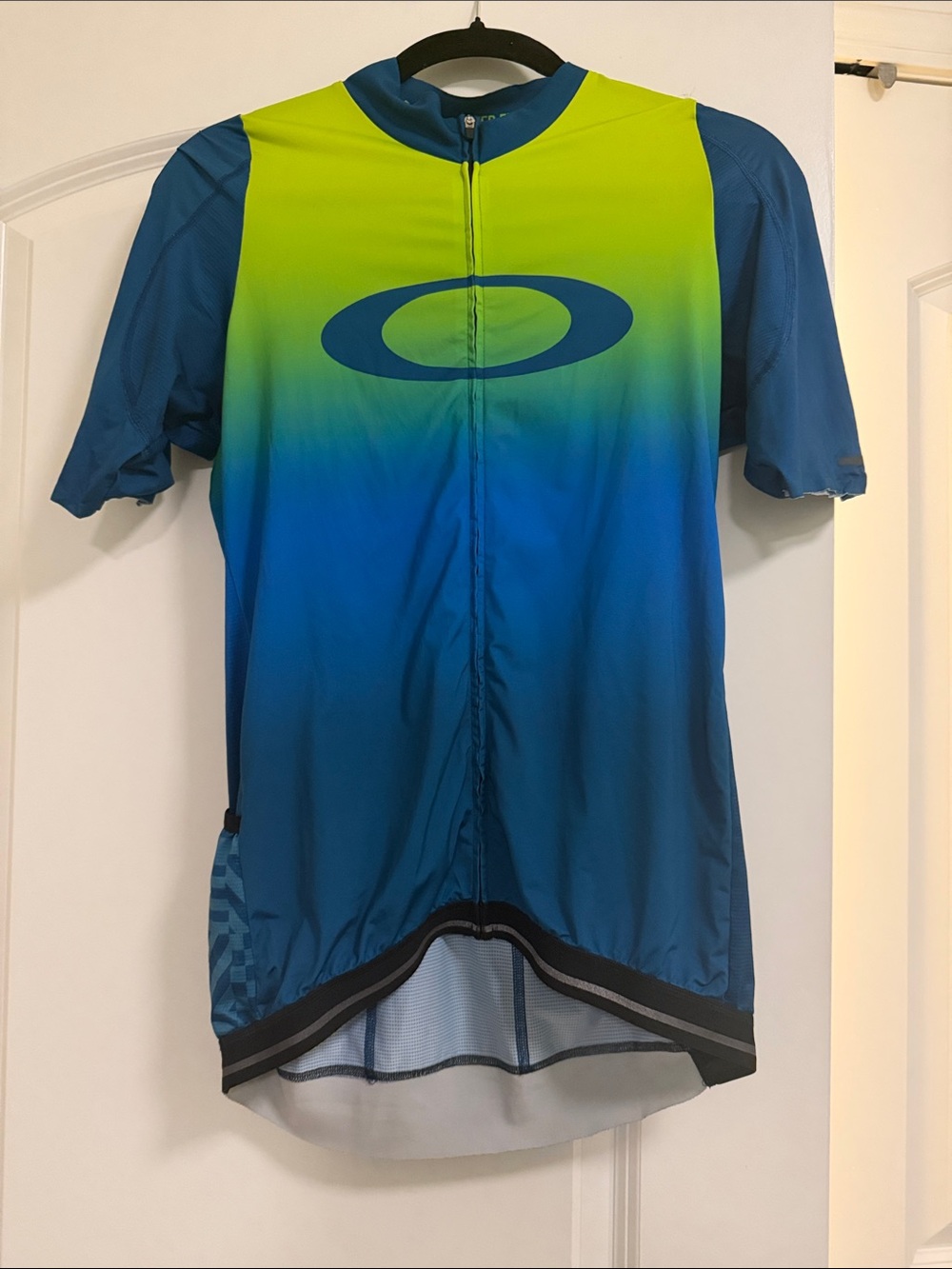 Oakley Men’s Blue and Lime Gradient Cycling Jersey